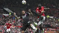 Striker Manchester United, Romelu Lukaku, melepaskan tendangan saat melawan Crystal Palace pada laga Premier League di Stadion Old Trafford, Manchester, Sabtu (30/9/2017). MU menang 4-0 atas Palace. (AP/Martin Rickett)