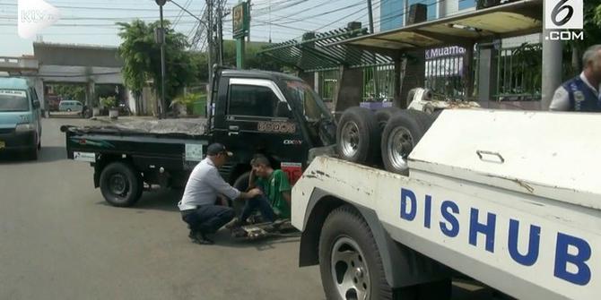 VIDEO: Takut Mobil Diderek Dishub, Sopir Menangis