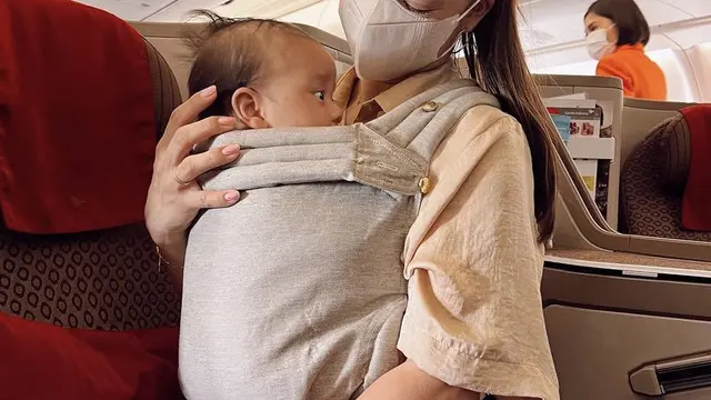 Gaya Jennifer Bachdim Bersama Anak keempatnya, credit: Instagram (@jenniferbachdim)