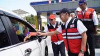 PT Hutama Karya (Persero) (Hutama Karya) membagikan buku saku kepasa pengendara di Gerbang Tol Bakauheni Selatan, Lampung, Selasa (24/12/2019).