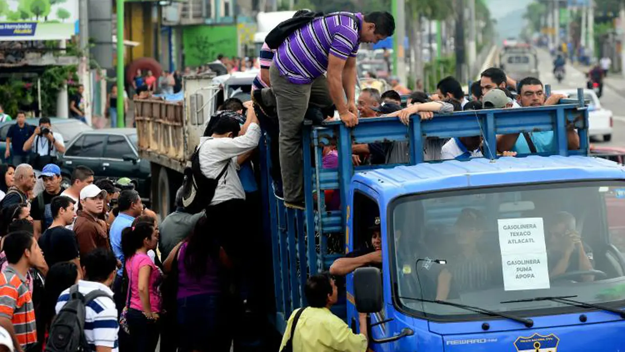 Sopir Bus Mogok, Warga Naik Truk ke Tempat Kerja