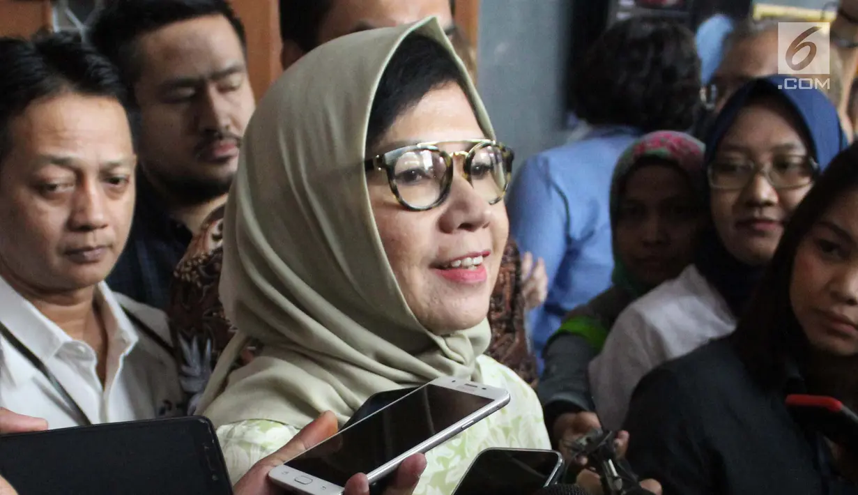 Mantan Dirut PT Pertamina (Persero), Karen G Agustiawan menjawab pertanyaan pewarta usai menjalani sidang di Pengadilan Tipikor, Jakarta, Kamis (7/2). Sidang beragendakan pembacaan eksepsi atas dakwaan jaksa. (Liputan6.com/Helmi Fithriansyah)
