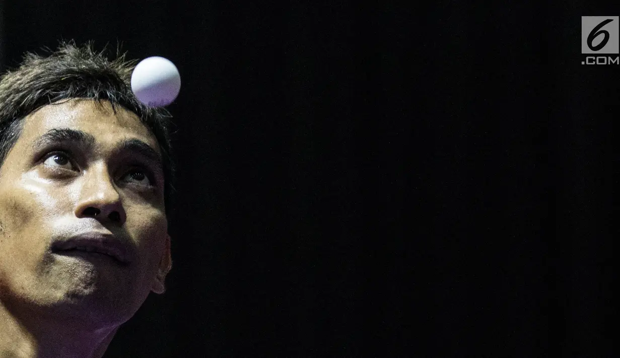 Petenis meja Indonesia, David Jacobs melakukan servis saat menghadapi wakil China Liao Han di cabang para tenis meja TT10 Asian Para Games 2018, Jakarta, Selasa (9/10). David menyumbang emas ketujuh untuk Indonesia. (Bola.com/Vitalis Yogi Trisna)