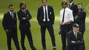 Para pemain Juventus dengan busana formal melakukan inspeksi lapangan Estadio Santiago Bernabeu, Madrid. (EPA/J.J Guillen)