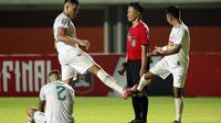 Pemain PS Sleman, Mohammad Bagus Nirwanto (kanan) dan Fabiano Beltrame melakukan protes terhadap wasit saat melawan Persib Bandung dalam laga leg pertama semifinal Piala Menpora 2021 di Stadion Maguwoharjo, Sleman, Jumat (16/4/2021). PS Sleman kalah 1-2 d