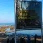 Papan-papan peringatan larangan berenang di pantai selatan Garut tersebar di sejumlah titik, tapi banyak turis yang mengabaikannya. (Liputan6.com/Yuliardi Hardjo Putro)