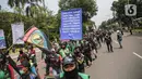 Sejumlah pengemudi ojek online melakukan aksi di kawasan Patung Kuda, Jakarta, Rabu (5/1/2022). Para pengemudi ojek online menuntut Kementerian Perhubungan serta pengelola aplikasi untuk menepati janji kenaikan tarif ojek online. (Liputan6.com/Faizal Fanani)