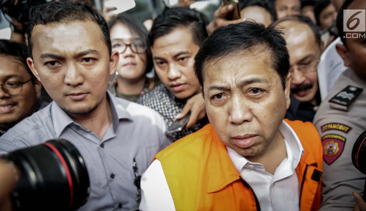 Tersangka kasus korupsi E-KTP Setya Novanto meninggalkan gedung KPK usai menjalani pemeriksaan di Jakarta, Selasa (21/11). Novanto memilih diam sembari dituntun menuju ke mobil tahanan untuk dibawa kembali ke rutan KPK. (Liputan6.com/Faizal Fanani)