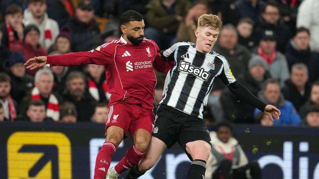 Bintang Liverpool Mohamed Salah (kiri) berebut bola dengan bek Newcastle Lewis Hall di laga pekan ke-24 Liga Inggris 2025/2026 di Anfield, Minggu (01/02/2026) dini hari WIB.