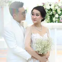Selain Whulandary dan Nik Ibrahim, ada juga Felly eks Cherrybelle dan Mario Ricardo Tobing yang telah resmi menikah pada hari ini, Sabtu (10/2/2018). Rona bahagia pastinya tengah dirasakan pasangan pengantin baru ini. (Instagram/mariokacang)