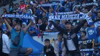 Suporter PSIS Semarang ketika mendukung klub kebanggaannya di Stadion Moch Soebroto, Magelang. (Bola.com/Vincentius Atmaja)