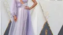 Supermodel Heidi Klum memilih gaun warna lavender, aksen cutout di dada dan ornamen bunga besar di pundak dan pinggang yang terlihat mengganggu, saat berpose di red carpet Piala Oscar 2016 di Hollywood, California, Minggu (28/2). (REUTERS/ Lucy Nicholson)