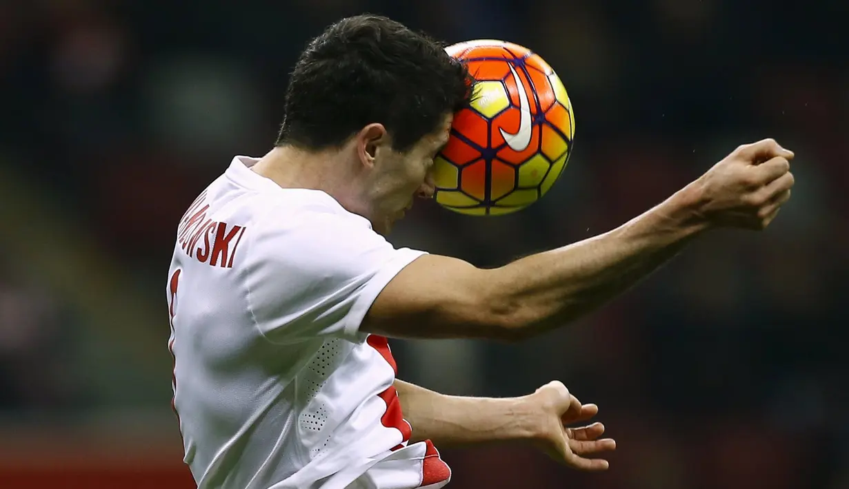 Aksi Striker Polandia, Robert Lewandowski, saat bertanding dalam laga persahabatan melawan Islandia di Stadion Nasional, Warsawa, Polandia, (13/11/2015). (Reuters/Kacper Pempel)