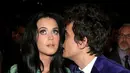 Seorang sumber juga mengatakan, saat ini John merasa bahagia lantaran Katy telah berpisah dengan Orlando Bloom. John merasa memiliki kesempatan untuk merebut Katy kembali ke pelukannya. (AFP/Bintang.com)