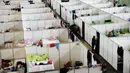 Pemandangan deretan ruang tidur bagi para migran di dalam hanggar bekas bandara Tempelhof di Berlin, Jerman, Rabu (9/12/2015). Jerman menerima satu juta migran dari beberapa negara yang sedang dilanda perang. (REUTERS/Fabrizio Bensch)