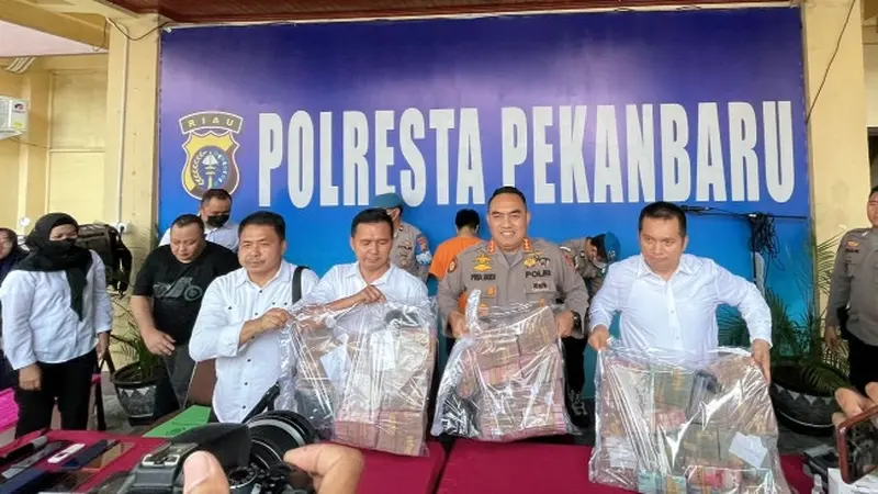 Uang Rp3,2 miliar diduga hasil jualan narkoba yang disita oleh Polresta Pekanbaru dari bandar narkoba jaringan internasional.