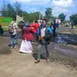 Sebanyak 1500 masker dibagikan kepada pengendara dan warga di jalan Meulaboh - Tapak Tuan, Minggu (29/9/2019), namun tujuannya bukan meminimalisir dampak kabut asap, tetapi debu batu bara (Liputan6.com/Rino Abonita)