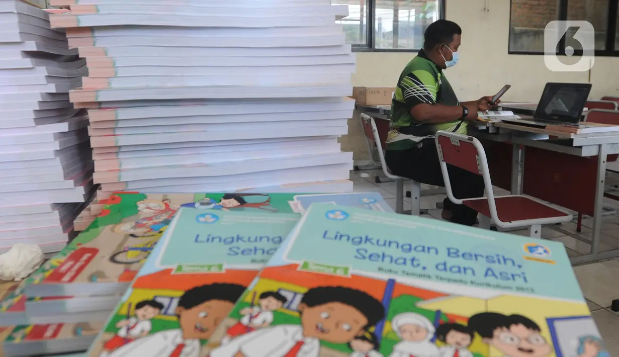 Guru mengajar mata pelajaran olah raga secara darling pada sebuah kelas kosong di SDN Pondok Cabe Udik 01, Pamulang, Tangerang Selatan, Jumat (8/1/2020). Rencana kegiatan belajar tatap muka pada awal Januari di wilayah Tangsel dibatalkan. (merdeka.com/Arie Basuki)
