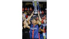 Pemain PSG, Thiago Silva mengangkat piala International Champions Cup 2015 usai berhasil mengalahkan Manchester United dengan skor 2-0 di Soldier Field, AS, Kamis (30/7) pagi WIB. (EPA/Tannen Maury)