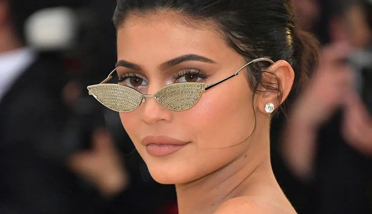 "Kylie ingin dilihat lebih nyata oleh penggemarnya. Dengan penampilan yang alami, ia akan terlihat seperti orang yang serius," ujar seorang sumber. (ExpatWoman)