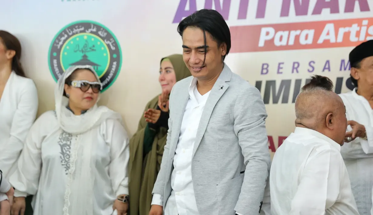 Diantara para artis yang hadir adalah musisi Charly Van Houten. Sebagai sesama selebriti, ia mengungkapkan rasa prihatin dengan semakin banyaknya selebriti yang mengonsumsi narkoba. (Adrian Putra/Bintang.com)