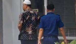 Potongan gambar video viral petugas lapas Kendari bersama napi kasus korupsi melenggang ke kedai kopi. (Liputan6.com/ Dok Ist)