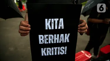 Anggota Jaringan Solidaritas Korban untuk Keadilan (JSKK) melakukan Aksi Kamisan ke-795 di seberang Istana Merdeka, Jakarta, Kamis (16/11/2023). Dalam aksi tersebut, mereka meminta menghentikan kriminalisasi dan segala bentuk serangan terhadap pembela HAM sekaligus menyoroti proses persidangan kepada dua pembela HAM, Haris Azhar dan Fatia Maulidiyanti, yang dikriminalisasi semata-mata karena menyampaikan kritikan terhadap pejabat publik. (Liputan6.com/Faizal Fanani)