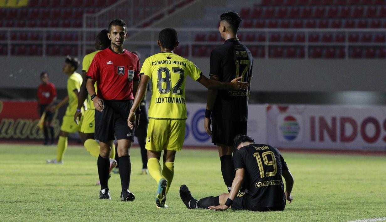 Keadaan tersebut membuat skuat Laskar Mahesa Jenar goyah dan gagal mengunci kemenangan yang sudah di depan mata. (Bola.com/M Iqbal Ichsan)