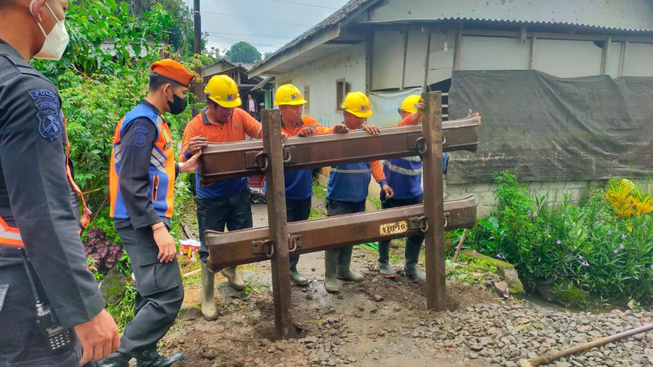 Penutupan perlintasan ilegal di perlintasan KAI wilayah Daop 9 Jember (Istimewa)