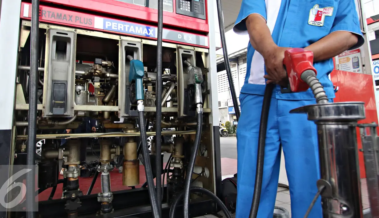 Petugas melakukan pemaparan cara kerja mesin dispenser BBM di SPBU Veteran, Jakarta, Kamis (9/6). Kegiatan ini untuk memberi pemahaman lebih baik terhadap masyarakat tentang cara kerja mesin dispenser BBM yang benar. (Liputan6.com/Immanuel Antonius)