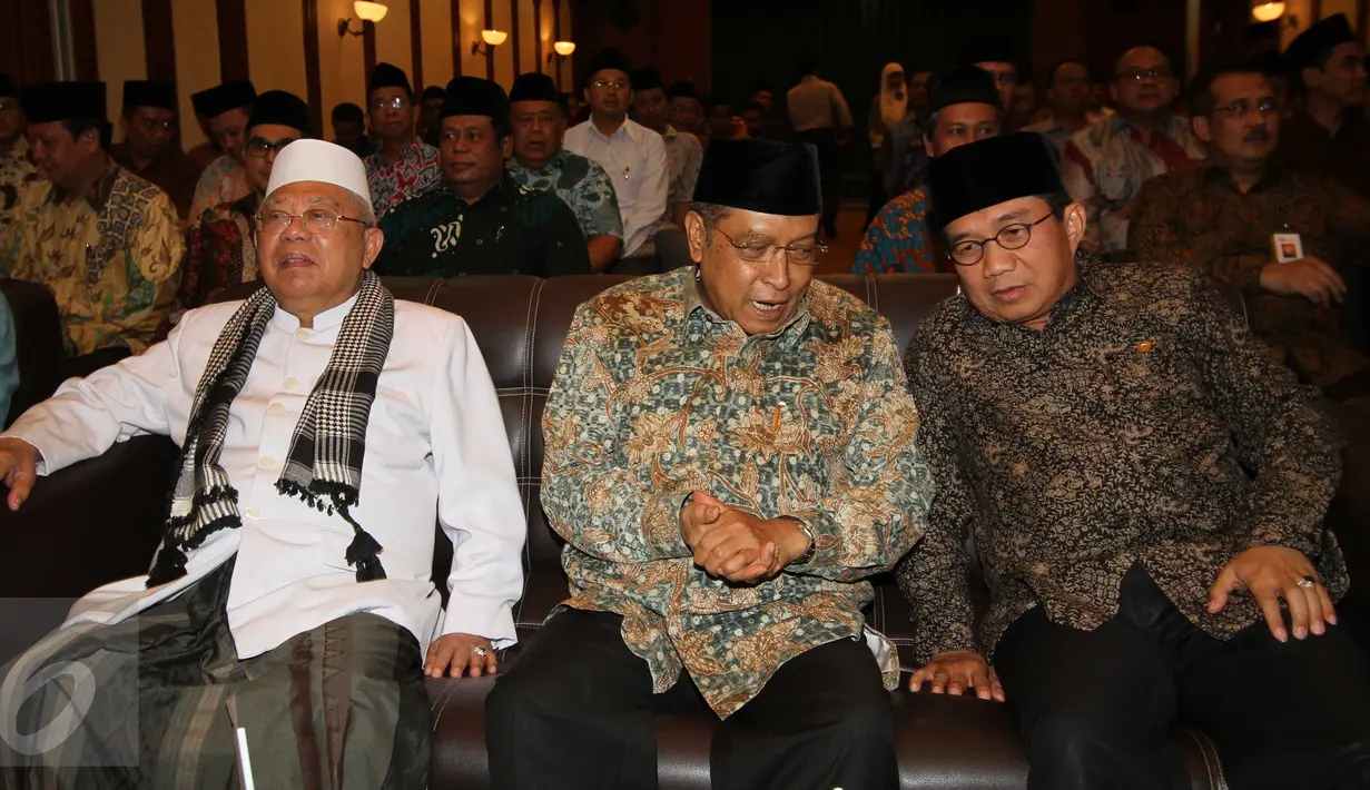 Ketua Umum PBNU, Said Aqil Siradj (tengah) bersama Ketua Dewan Komisioner Otoritas Jasa Keuangan (OJK) Muliaman D. Hadad (kanan) berbincang saat  penandatangan kerja sama di Gedung PBNU Jakarta, Senin (29/2). (Liputan6.com/Angga Yuniar)