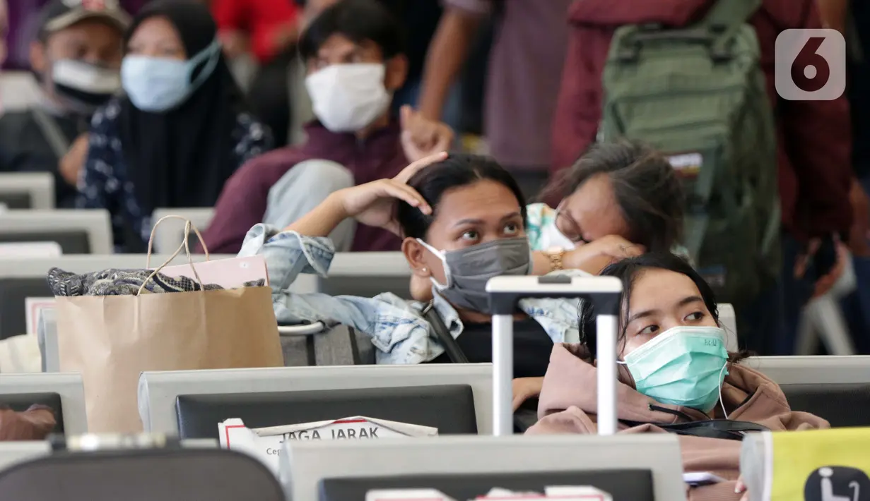 Calon penumpang kereta api jarak jauh menanti waktu keberangkatan di area Stasiun Senen Jakarta, Kamis (24/12/2020). Stasiun Pasar Senen menjadi salah satu stasiun yang mulai ramai didatangi calon penumpang kereta api jarak jauh pada masa libur Natal 2020. (Liputan6.com/Helmi Fithriansyah)