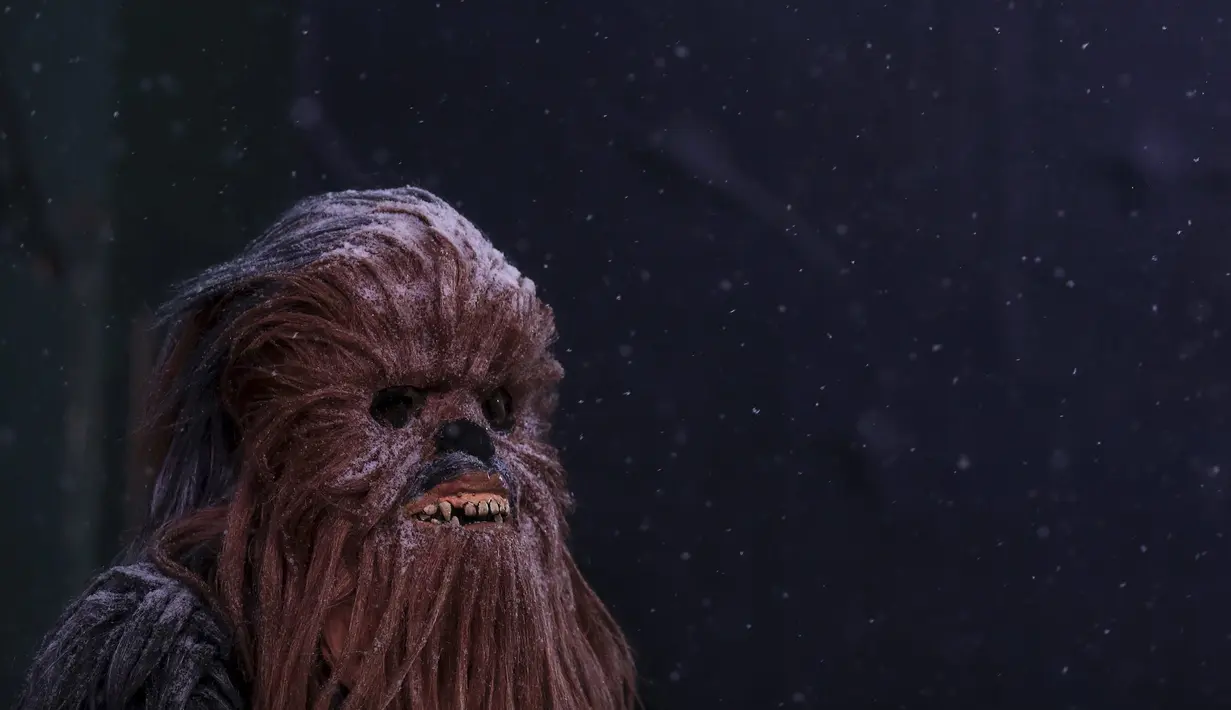 Seorang pria berpakaian seperti karakter film Star Wars "Chewbacca" berdiri saat salju mulai turun di Times Square di Manhattan borough New York, (23/1/2016). (REUTERS/Carlo Allegri)