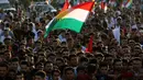 Warga Kurdi Irak berkumpul sambil mengibarkan bendera Kurdi saat melakukan aksi untuk meminta referendum kemerdekaan di Arbil, Irak utara (13/9). (AFP Photo/SAfim Hamed)