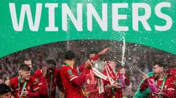 Para pemain Liverpool merayakan kemenangan dalam pertandingan final Piala Liga Inggris melawan Chelsea di Stadion Wembley, London, Minggu, 25 Februari 2024. (AP Photo/Alastair Grant)