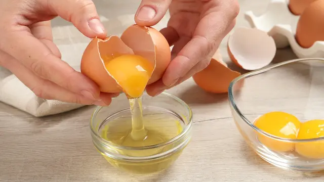 cara memilih telur ayam memecahkan telur