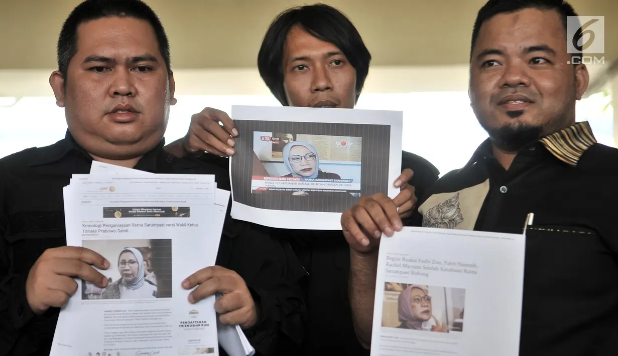Anggota Garda Nasional untuk Rakyat (GNR) menunjukkan barang bukti saat melaporkan capres dan cawapres Prabowo-Sandi ke Bawaslu, Jakarta, Kamis (4/10). Prabowo-Sandi diduga menyebarkan hoaks penganiayaan Ratna Sarumpaet. (Merdeka.com/Iqbal Nugroho)