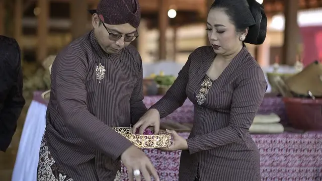 Gaya Soimah kenakan kebaya lurik saat acara adat ruwatan, [Instagram/@showimah]