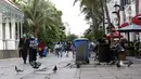 Pengunjung menggunakan masker memasuki kawasan Kota Tua Jakarta, Kamis (29/10/2020). Libur panjang di masa pemberlakuan PSBB transisi Jakarta dimanfaatkan warga untuk mengunjungi lokasi-lokasi wiisata. (Liputan6.com/Helmi Fithriansyah)