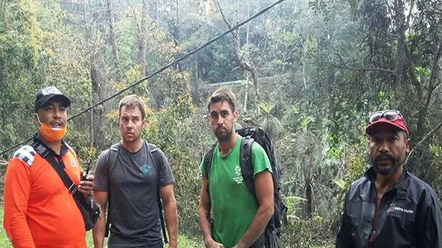 Turis nekat naik Gunung Agung