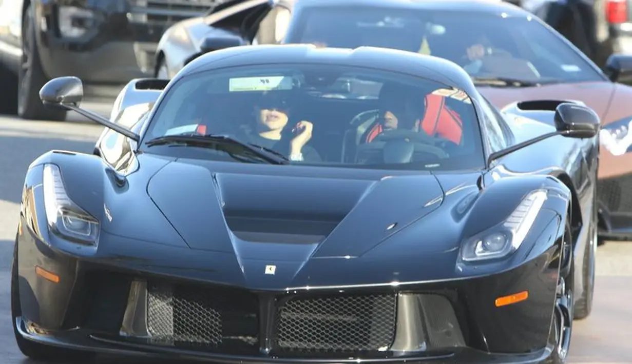 Dilansir dari HollywoodLife, Tyga percaya bahwa pemberian itu hanya cara Travis memanjakan Kylie dengan gaya yang sama dengannya. (BACKGRID/Cosmopolitan)