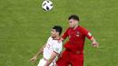 Aksi pemain Iran, Mehdi Taremi (kiri) mencoba menjangkau bola dari adangan pemain Portugal, Pepe pada laga grup B Piala Dunia 2018 di Mordovia Arena, Saransk, Rusia, (25/6/2018). Portugal dan Iran bermain imbang 1-1. (AP/Darko Bandic)
