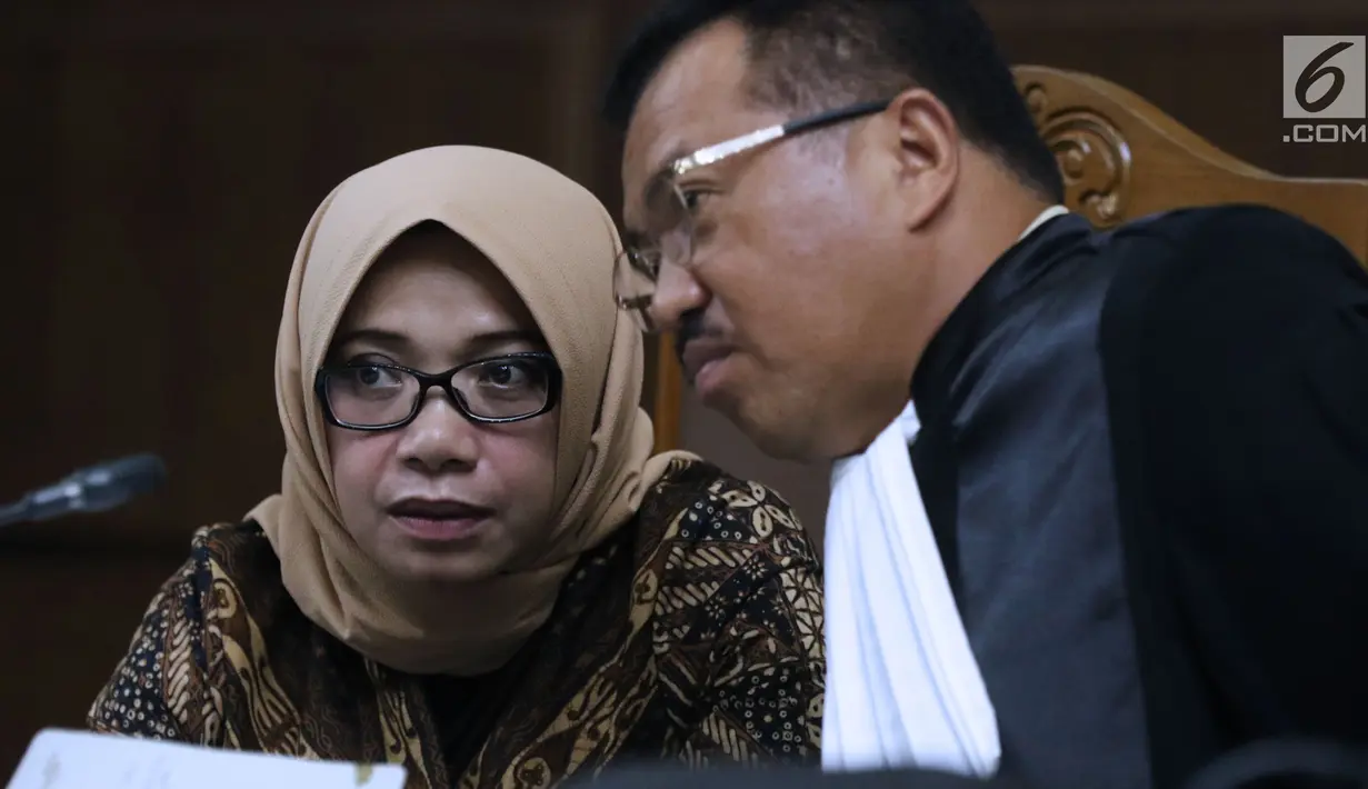 Terdakwa dugaan suap kesepakatan kontrak kerja sama PLTU Riau-1, Eni Maulani Saragih (kiri) menyimak keterangan saksi pada sidang lanjutan di Pengadilan Tipikor, Jakarta, Selasa (11/12). Sidang mendengar keterangan saksi. (Liputan6.com/Helmi Fithriansyah)