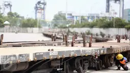 Beroperasinya kereta api peti kemas dari Gedebage, Bandung ke pelabuhan Tanjung Priok diharapkan dapat mengefisienkan antar daerah dalam negeri dan ke luar negeri, Jakarta, Jumat (13/1). (Liputan6.com/Faizal Fanani)