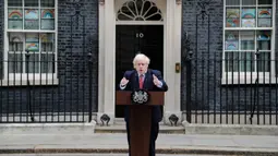 PM Inggris, Boris Johnson selesai memberikan pernyataan pada hari pertamanya kembali bekerja setelah pulih dari virus Corona di Downing Street, London, Senin (27/4/2020). Ini menjadi kemunculan pertama PM Johnson di depan publik setelah hampir sebulan terinfeksi COVID-19.  (AP/Frank Augstein)
