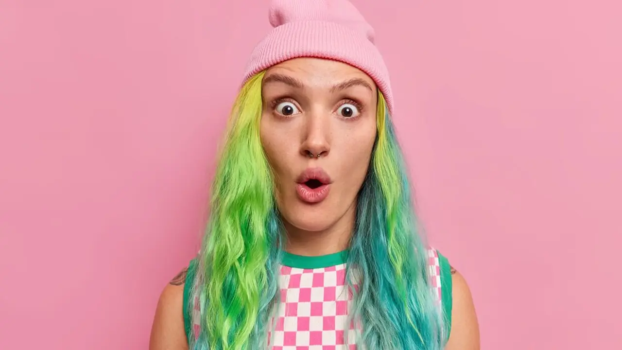 Ilustrasi rambut berwarna/freepik.com/wayhomestudio