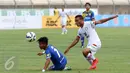 Pesepakbola Martapura FC, Rizky Pora (kanan) berebut bola dengan Arifki Eka Putra (Persiba) di lanjutan Piala Presiden 2015 di Stadion Si Jalak Harupat, Bandung, Minggu (9/6/2015). Martapura kalah 2-3 dari Persiba. (Liputan6.com/Helmi Fithriansyah)