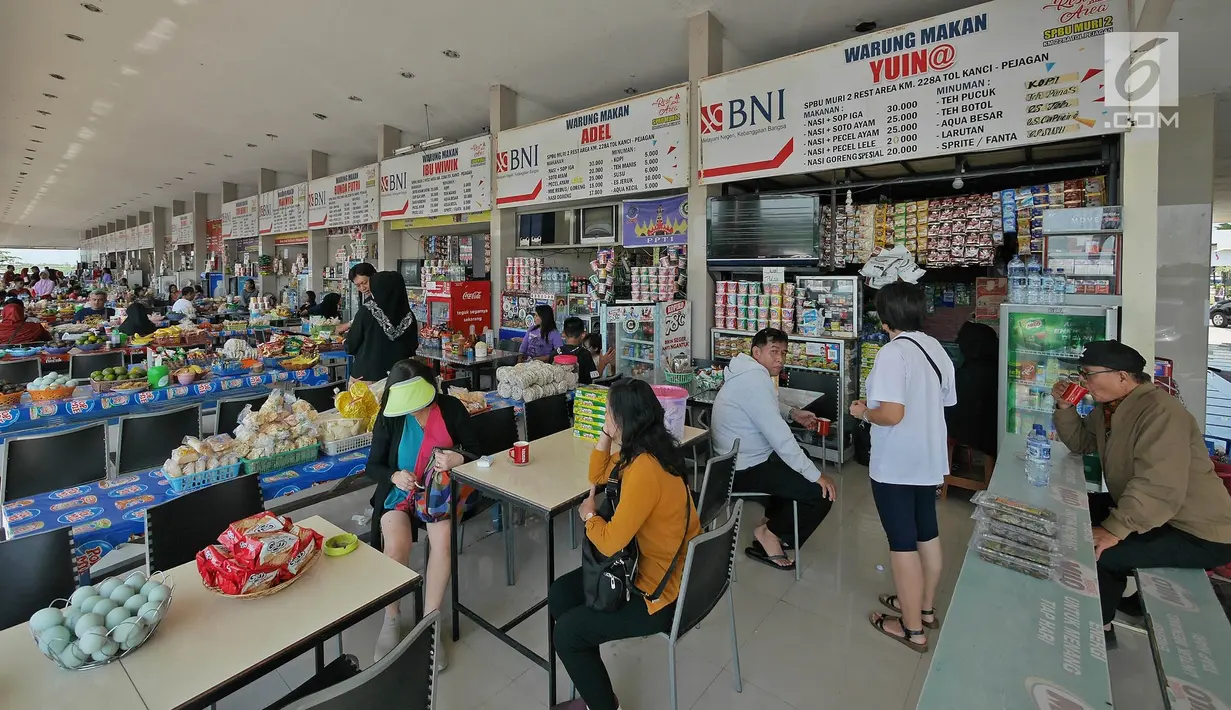 Suasana kantin di Rest Area Km 228A Tol Kanci-Pejagan, Cirebon, Jawa Barat, Sabtu (1/6/2019). Rest area ini memiliki 308 toilet dan fasilitas lainnya seperti masjid, rumah makan, dan lain-lainnya. (Liputan6.com/Herman Zakharia)