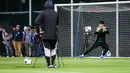 Kiper Jepang, Kosei Tani berusaha menangkap bola saat melakukan latihan perdana menjelang laga putaran ketiga Kualifikasi Piala Dunia 2024 melawan Timnas Indonesia yang berlangsung di Lapangan A, kompleks SUGK, Senayan, Jakarta, Senin (11/11/2024). (Bola.com/Bagaskara Lazuardi)