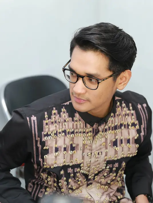 "Emang niatnya kami pengen bikin lagu wedding anthem. Kan ga mungkin lagu Sadis dinyanyikan dalam pesta pernikahan. Kita ngalir aja. Pengen love song yang everlasting," ujar pelantun ‘Terima Kasih Cinta’ ini. (Galih W. Satria/Bintang.com)